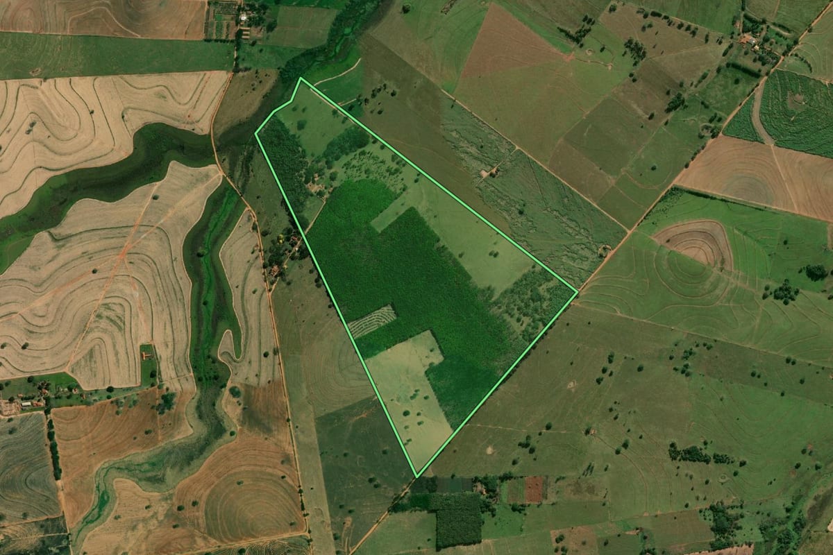 Imagem de satélite do imóvel rural em Junqueirópolis (SP), com o contorno declarado no CAR desenhado por cima.