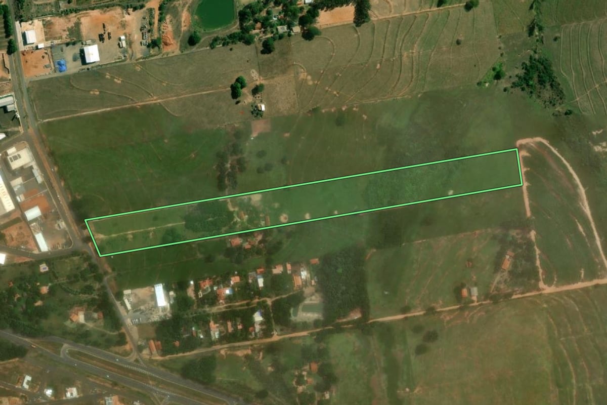Imagem de satélite do imóvel rural em Junqueirópolis (SP), com o contorno declarado no CAR desenhado por cima.