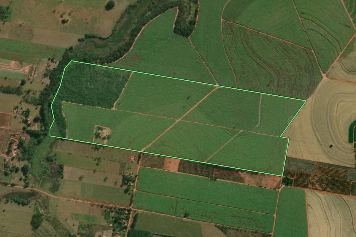Imagem de satélite do imóvel rural em Junqueirópolis (SP), com o contorno declarado no CAR desenhado por cima.