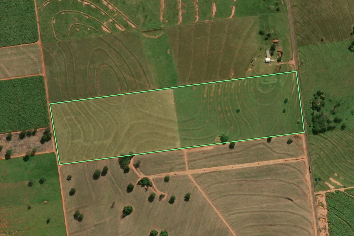 Imagem de satélite do imóvel rural em Junqueirópolis (SP), com o contorno declarado no CAR desenhado por cima.