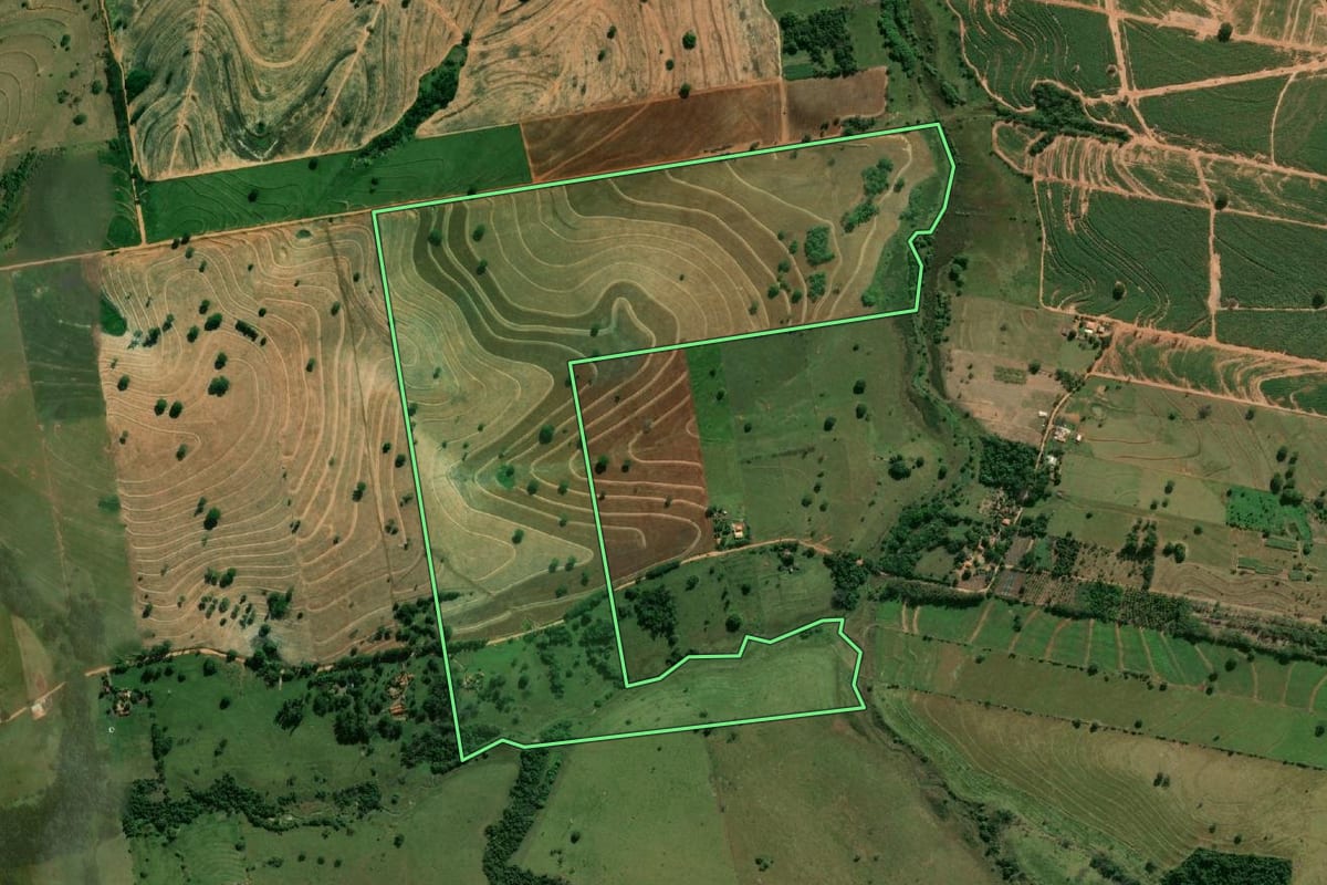 Imagem de satélite do imóvel rural em Junqueirópolis (SP), com o contorno declarado no CAR desenhado por cima.