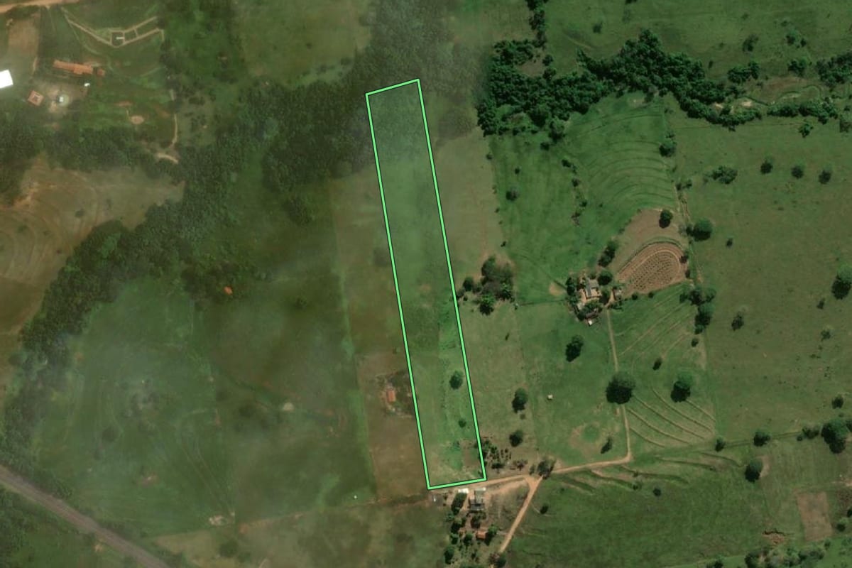 Imagem de satélite do imóvel rural em Junqueirópolis (SP), com o contorno declarado no CAR desenhado por cima.