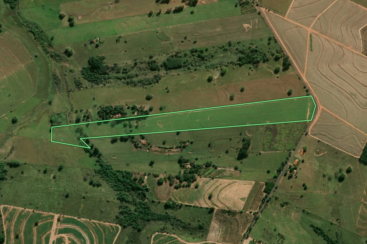 Imagem de satélite do imóvel rural em Junqueirópolis (SP), com o contorno declarado no CAR desenhado por cima.