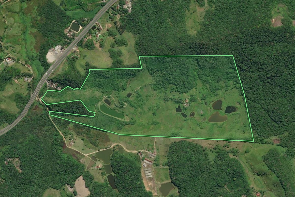 Imagem de satélite do imóvel rural em Juquiá (SP), com o contorno declarado no CAR desenhado por cima.