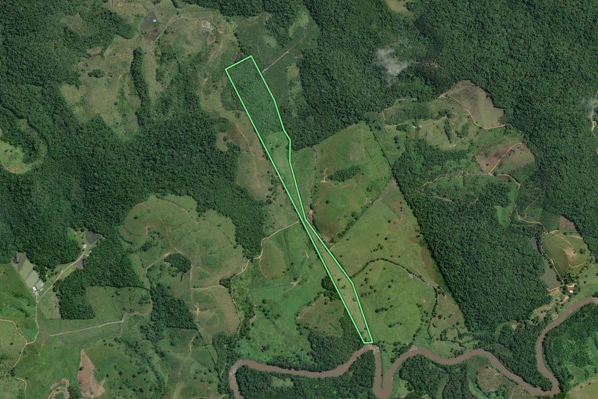 Imagem de satélite do imóvel rural em Juquiá (SP), com o contorno declarado no CAR desenhado por cima.