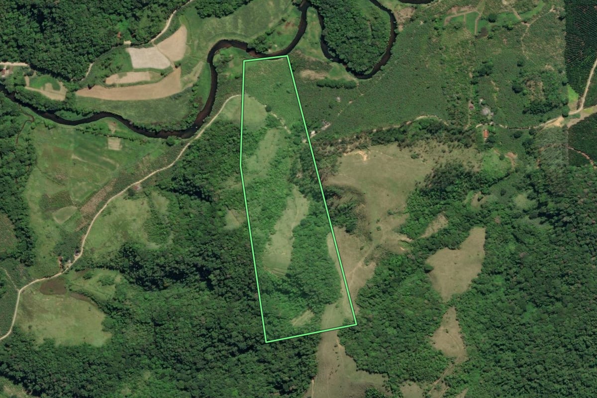 Imagem de satélite do imóvel rural em Juquiá (SP), com o contorno declarado no CAR desenhado por cima.
