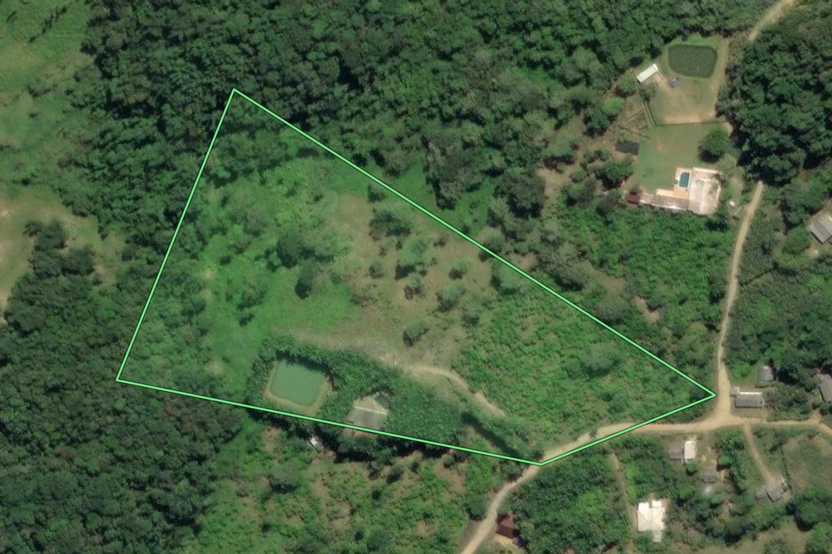 Imagem de satélite do imóvel rural em Juquiá (SP), com o contorno declarado no CAR desenhado por cima.