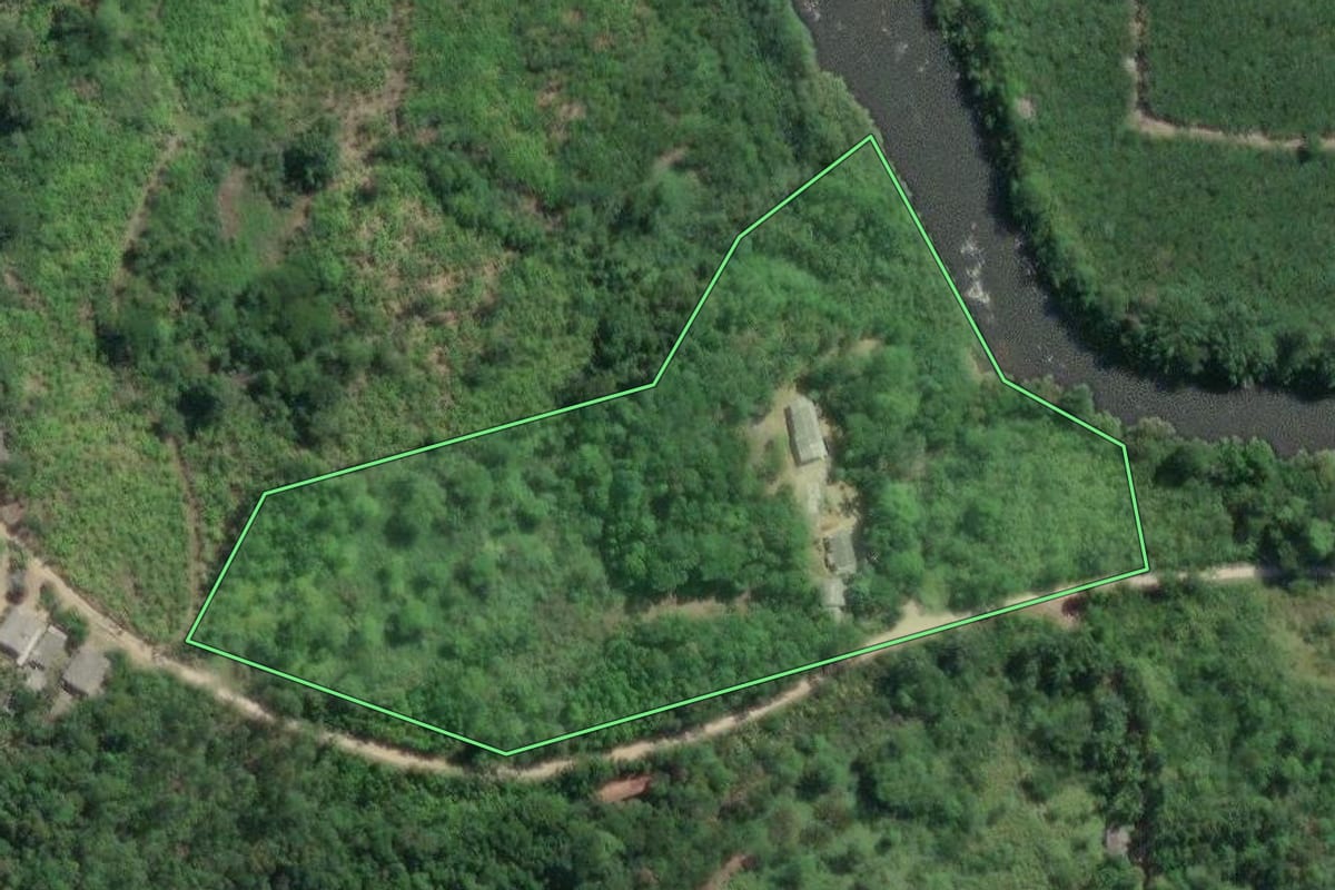 Imagem de satélite do imóvel rural em Juquiá (SP), com o contorno declarado no CAR desenhado por cima.