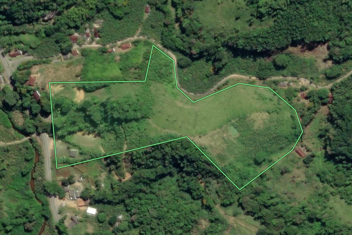 Imagem de satélite do imóvel rural em Juquiá (SP), com o contorno declarado no CAR desenhado por cima.