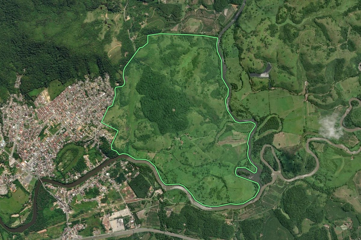 Imagem de satélite do imóvel rural em Juquiá (SP), com o contorno declarado no CAR desenhado por cima.