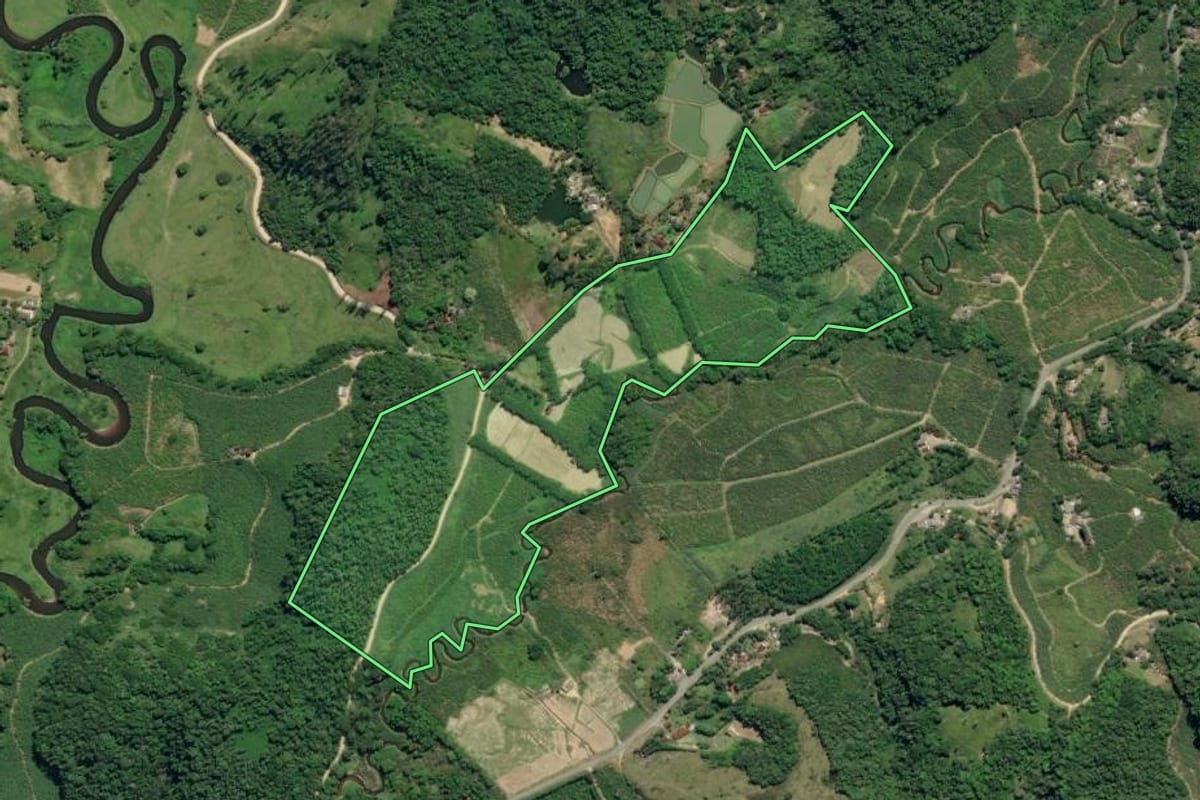 Imagem de satélite do imóvel rural em Juquiá (SP), com o contorno declarado no CAR desenhado por cima.