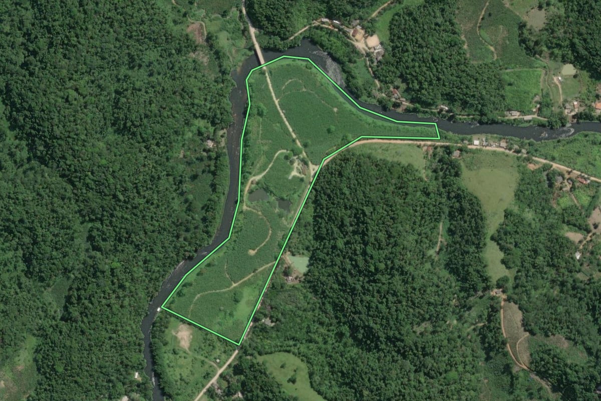 Imagem de satélite do imóvel rural em Juquiá (SP), com o contorno declarado no CAR desenhado por cima.