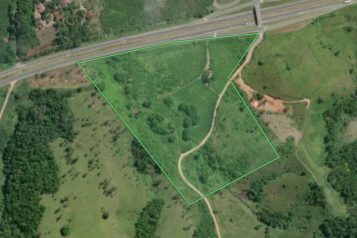 Imagem de satélite do imóvel rural em Juquiá (SP), com o contorno declarado no CAR desenhado por cima.