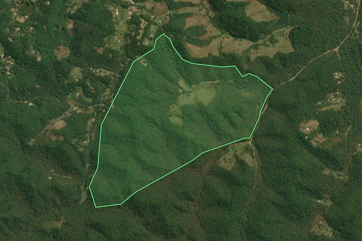 Imagem de satélite do imóvel rural em Juquitiba (SP), com o contorno declarado no CAR desenhado por cima.