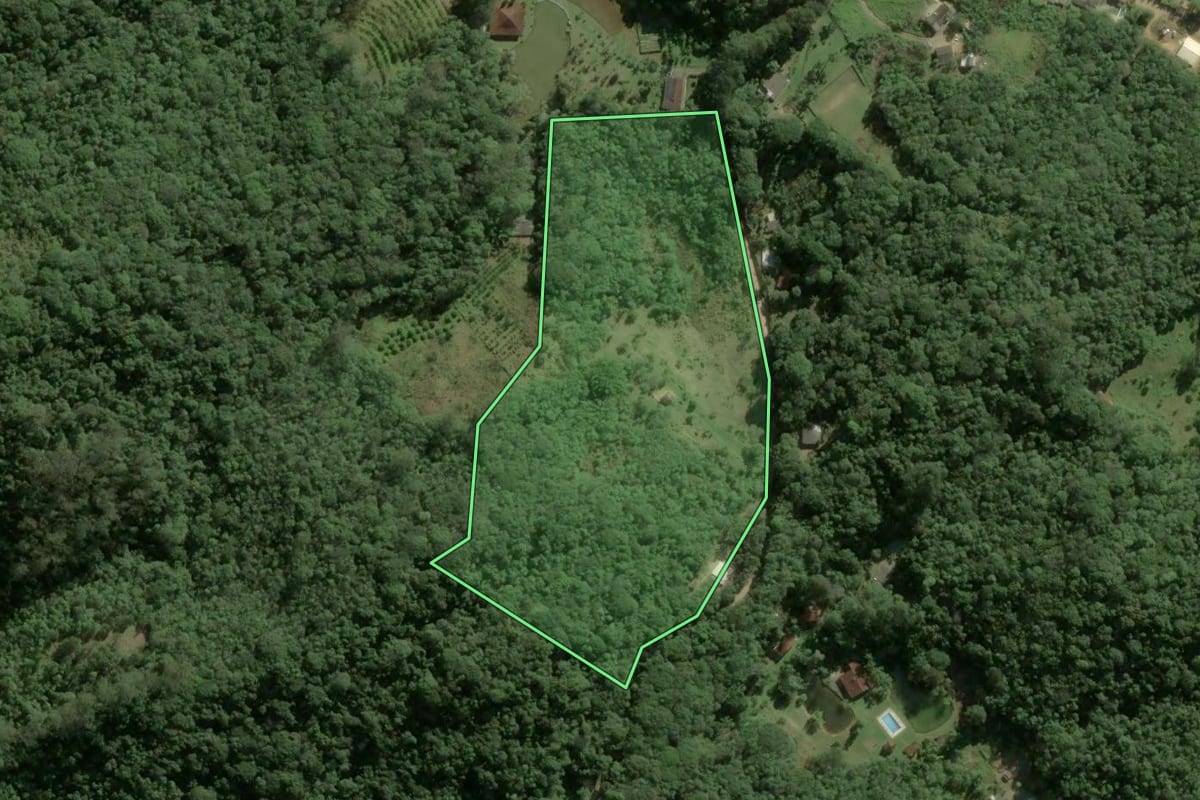 Imagem de satélite do imóvel rural em Juquitiba (SP), com o contorno declarado no CAR desenhado por cima.