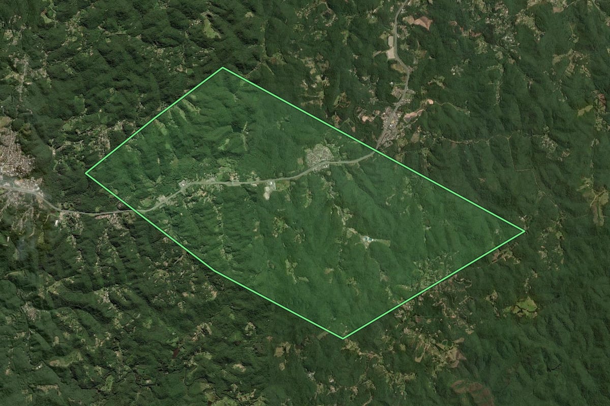 Imagem de satélite do imóvel rural em Juquitiba (SP), com o contorno declarado no CAR desenhado por cima.