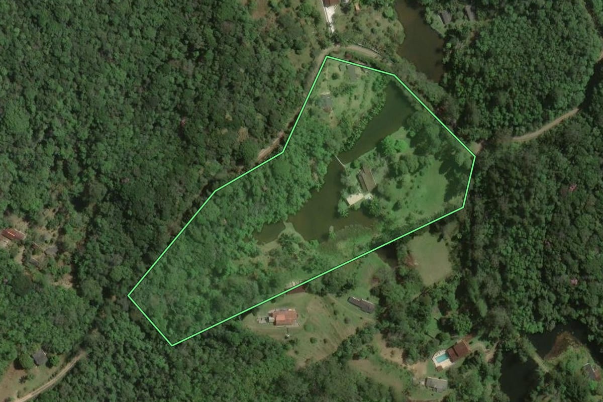 Imagem de satélite do imóvel rural em Juquitiba (SP), com o contorno declarado no CAR desenhado por cima.