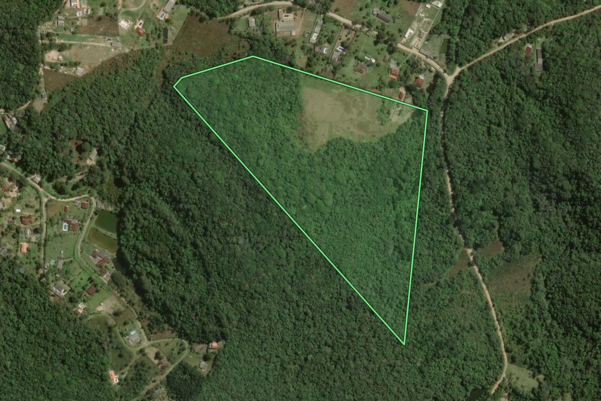 Imagem de satélite do imóvel rural em Juquitiba (SP), com o contorno declarado no CAR desenhado por cima.