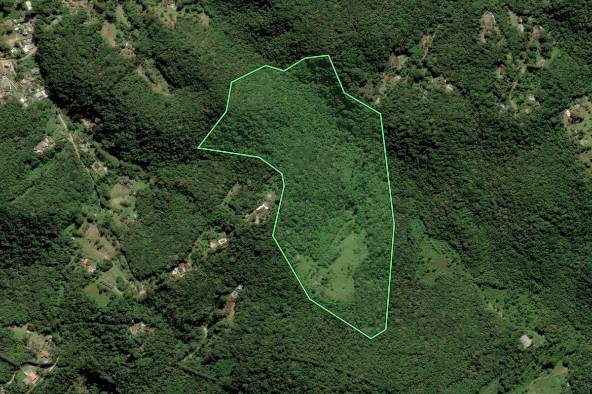 Imagem de satélite do imóvel rural em Juquitiba (SP), com o contorno declarado no CAR desenhado por cima.
