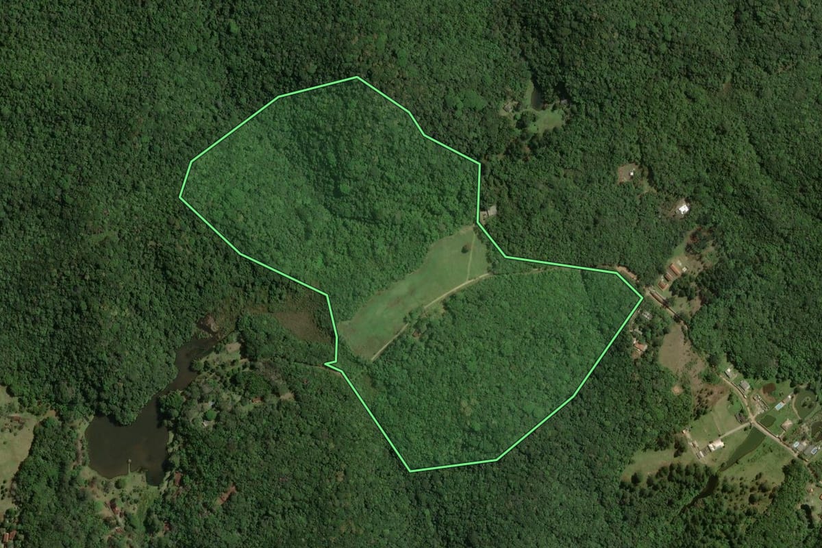 Imagem de satélite do imóvel rural em Juquitiba (SP), com o contorno declarado no CAR desenhado por cima.