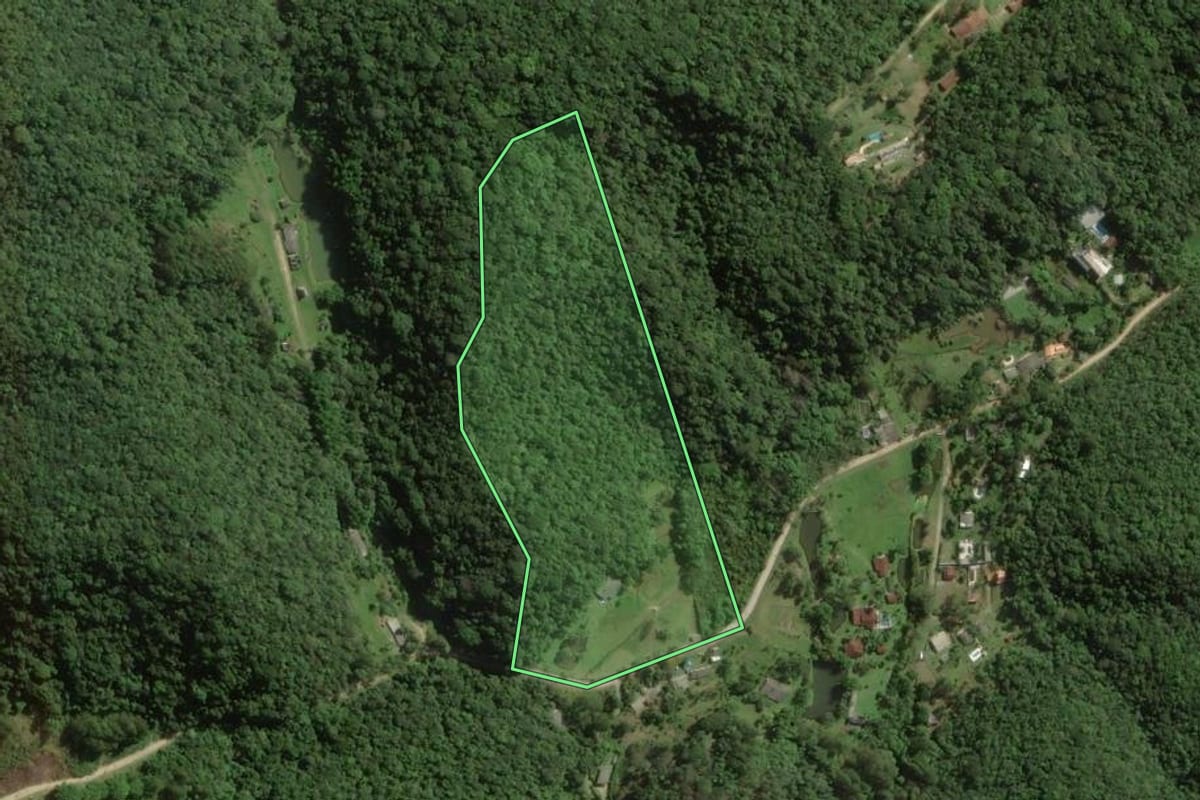 Imagem de satélite do imóvel rural em Juquitiba (SP), com o contorno declarado no CAR desenhado por cima.