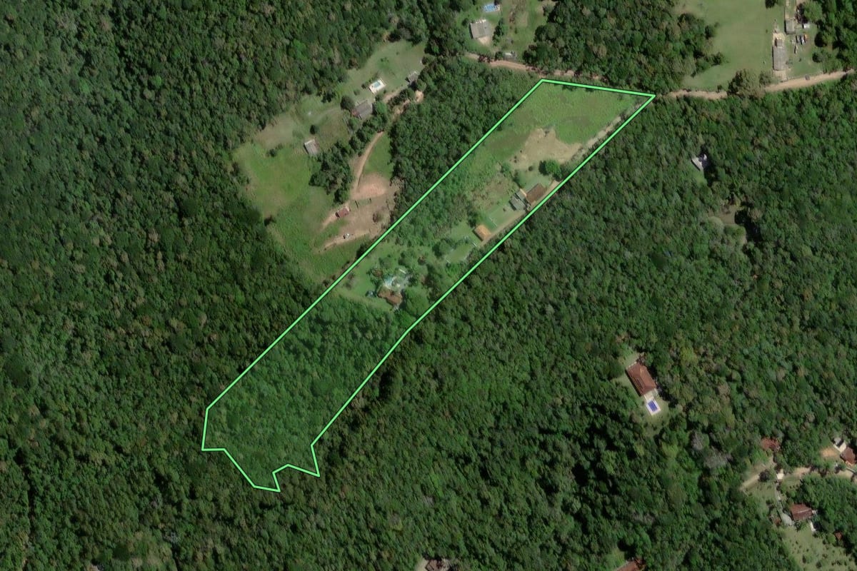 Imagem de satélite do imóvel rural em Juquitiba (SP), com o contorno declarado no CAR desenhado por cima.