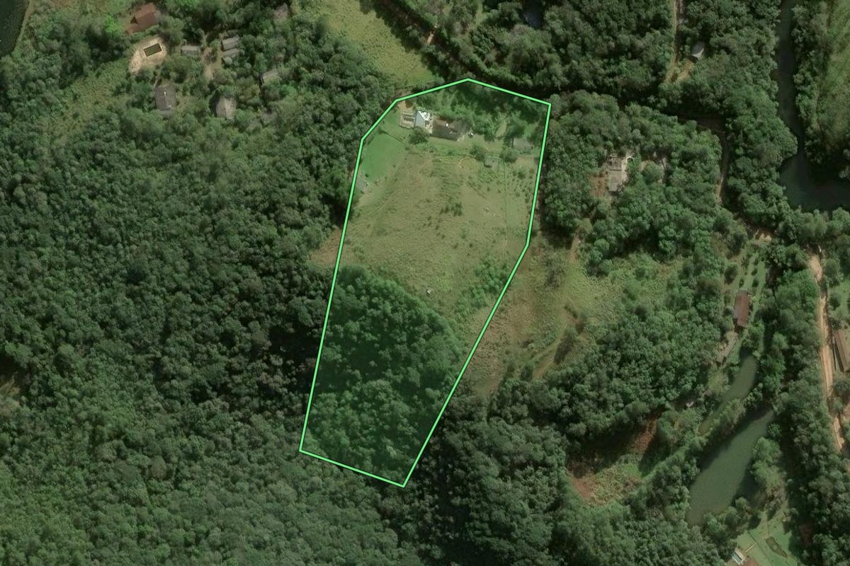 Imagem de satélite do imóvel rural em Juquitiba (SP), com o contorno declarado no CAR desenhado por cima.