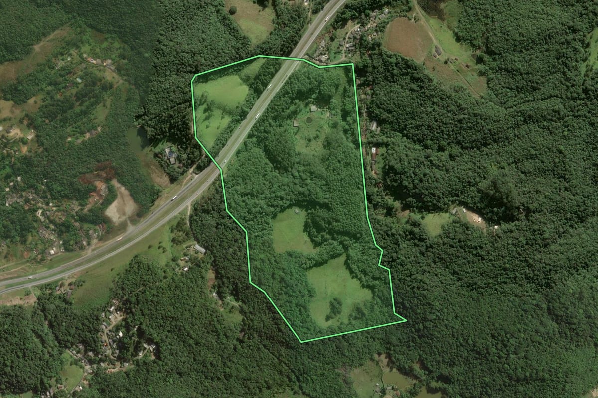 Imagem de satélite do imóvel rural em Juquitiba (SP), com o contorno declarado no CAR desenhado por cima.