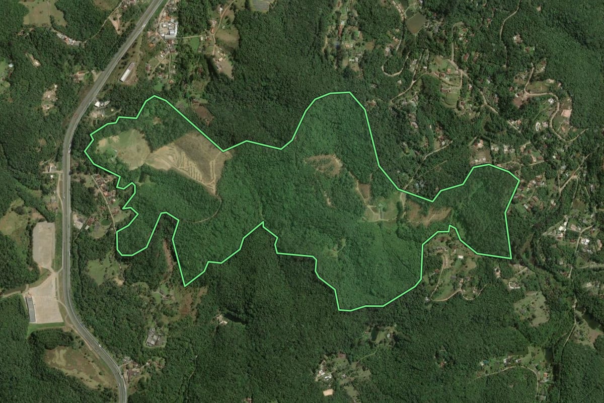 Imagem de satélite do imóvel rural em Juquitiba (SP), com o contorno declarado no CAR desenhado por cima.