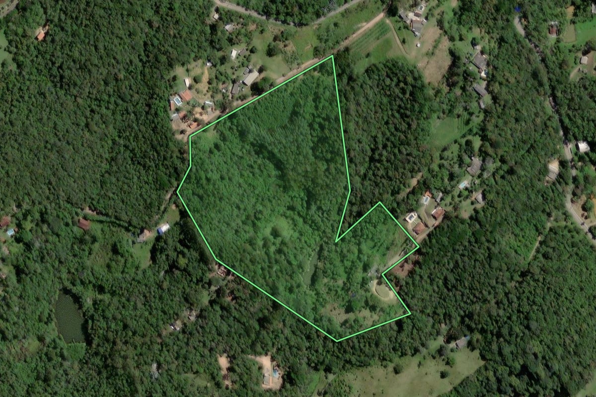 Imagem de satélite do imóvel rural em Juquitiba (SP), com o contorno declarado no CAR desenhado por cima.