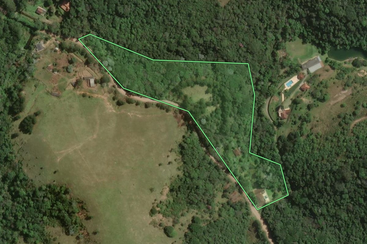 Imagem de satélite do imóvel rural em Juquitiba (SP), com o contorno declarado no CAR desenhado por cima.