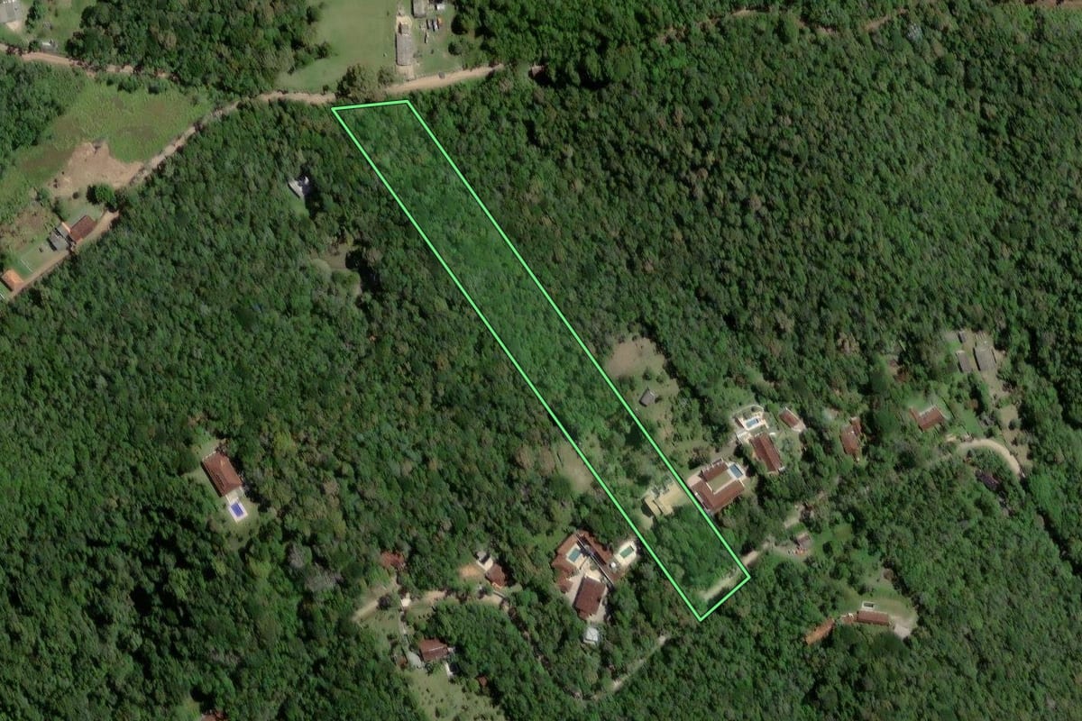 Imagem de satélite do imóvel rural em Juquitiba (SP), com o contorno declarado no CAR desenhado por cima.