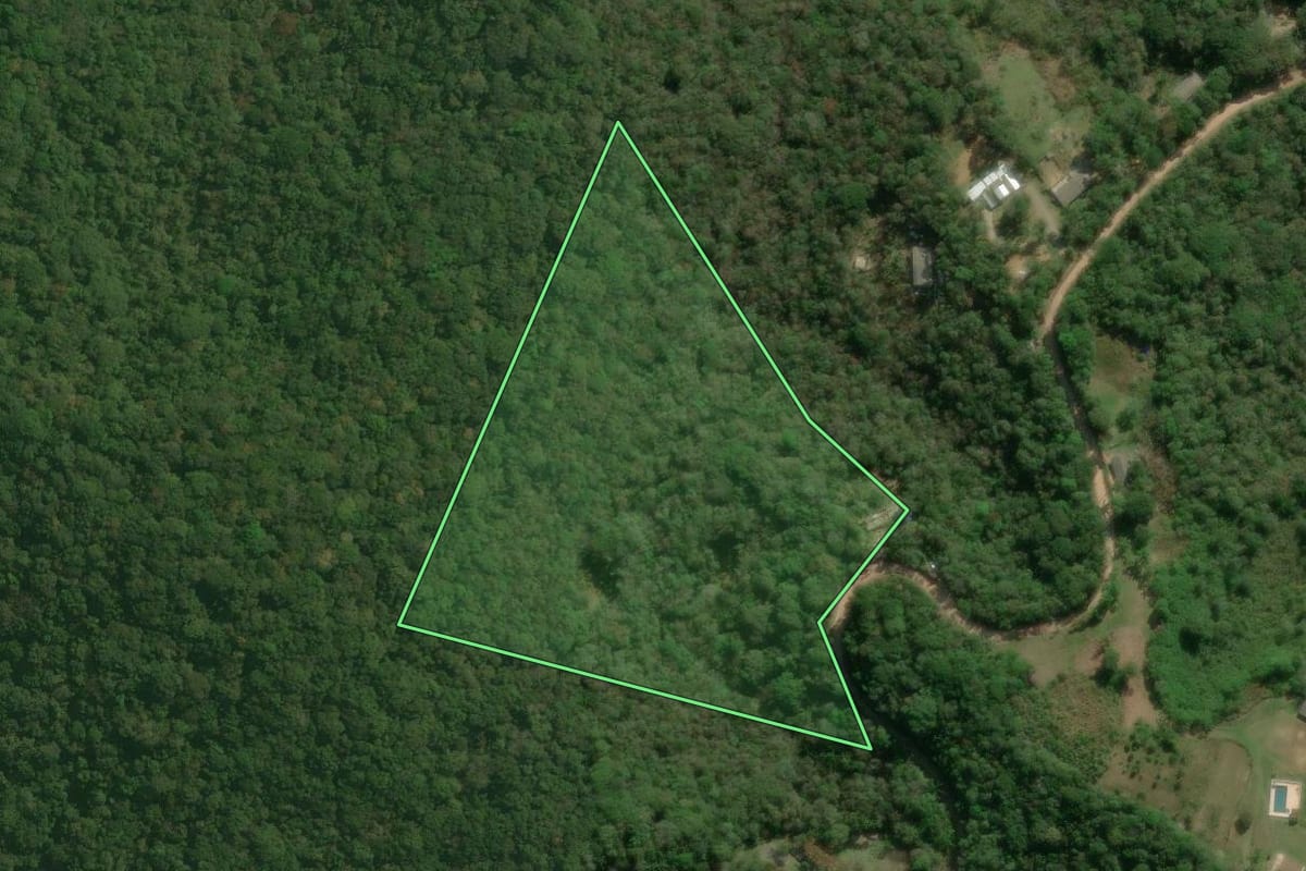Imagem de satélite do imóvel rural em Juquitiba (SP), com o contorno declarado no CAR desenhado por cima.