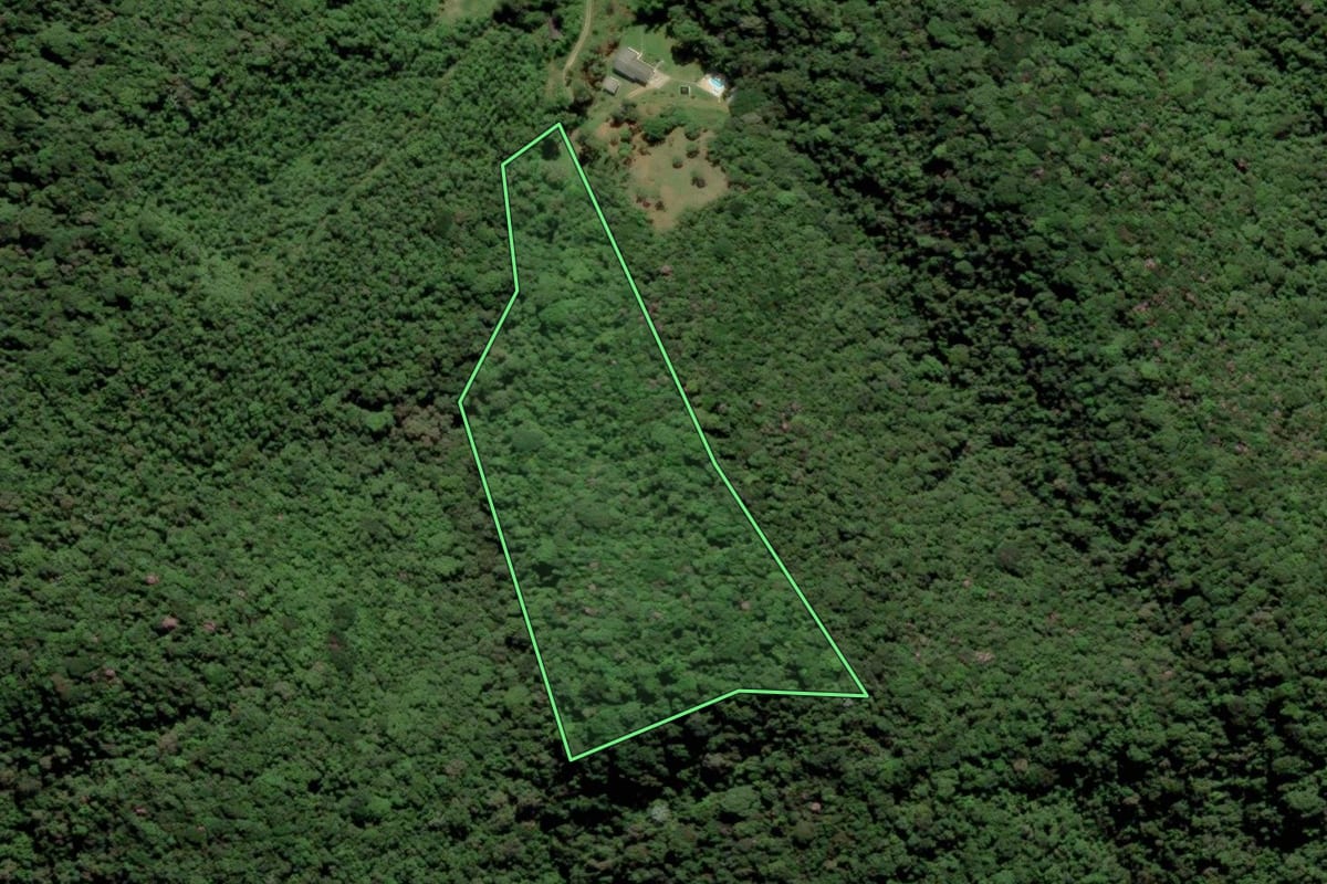 Imagem de satélite do imóvel rural em Juquitiba (SP), com o contorno declarado no CAR desenhado por cima.