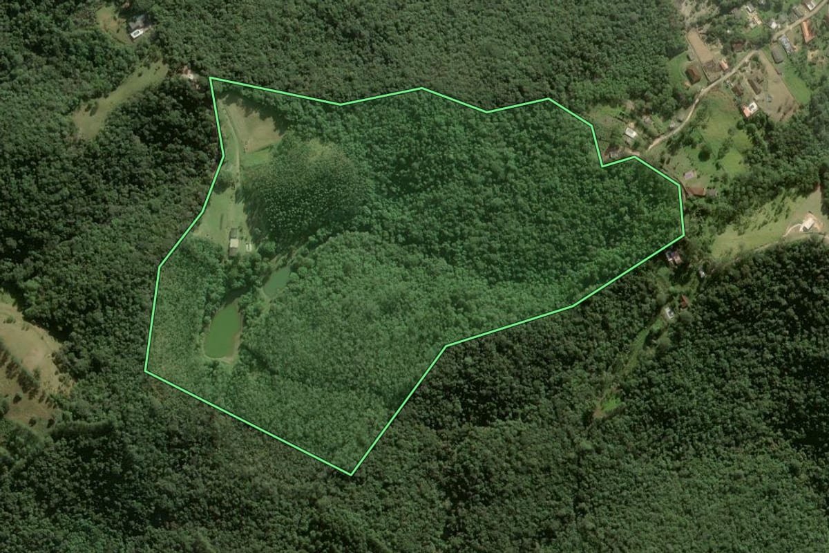 Imagem de satélite do imóvel rural em Juquitiba (SP), com o contorno declarado no CAR desenhado por cima.