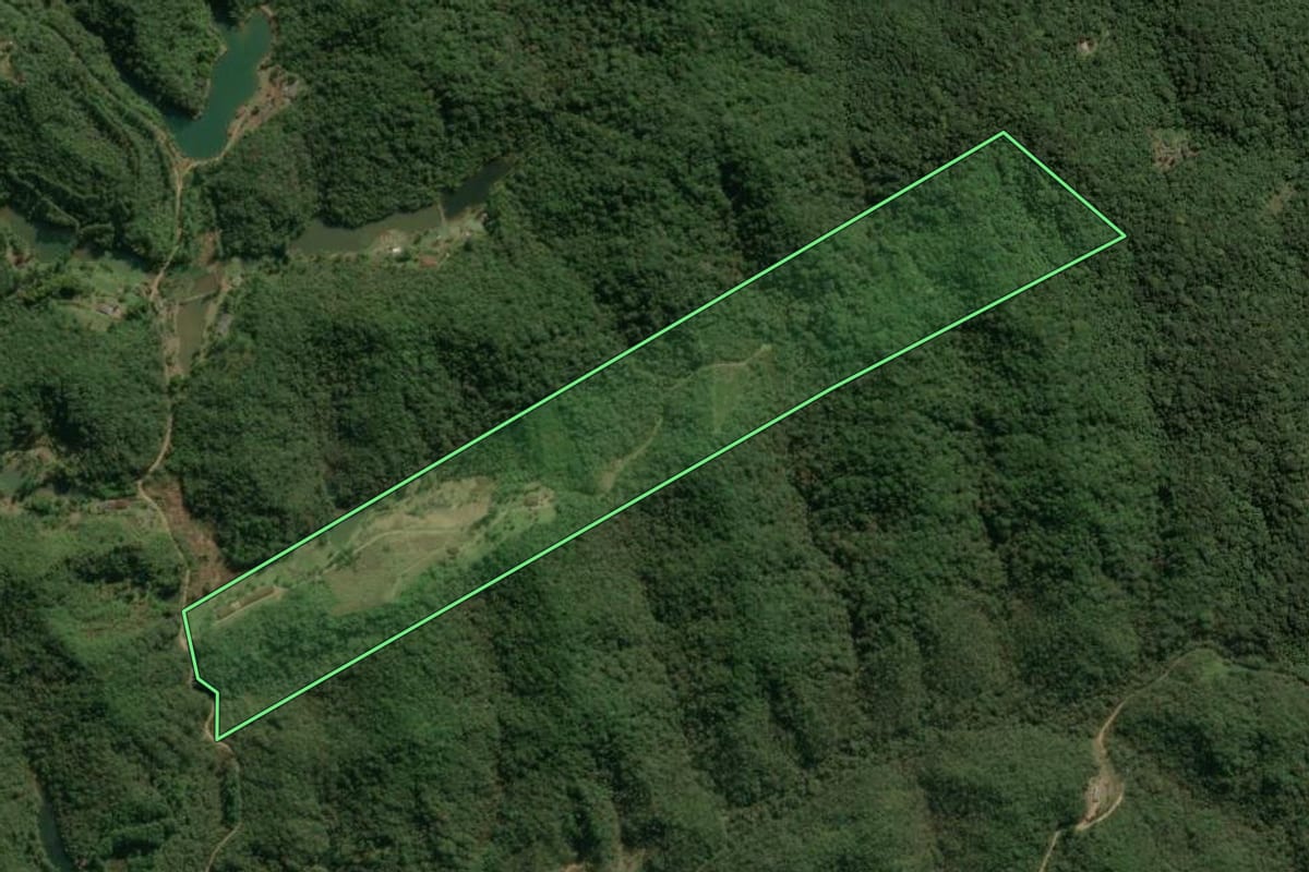 Imagem de satélite do imóvel rural em Juquitiba (SP), com o contorno declarado no CAR desenhado por cima.