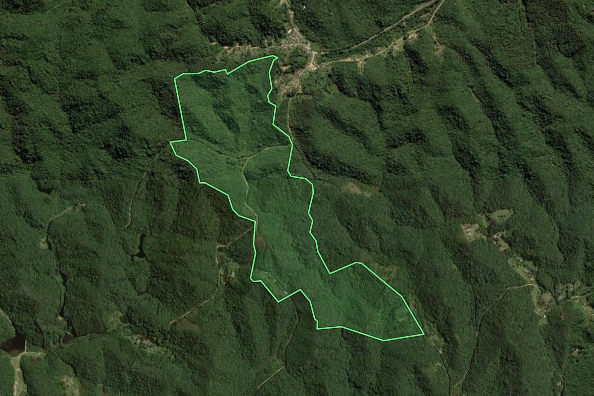 Imagem de satélite do imóvel rural em Juquitiba (SP), com o contorno declarado no CAR desenhado por cima.