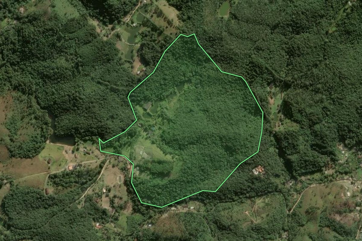 Imagem de satélite do imóvel rural em Juquitiba (SP), com o contorno declarado no CAR desenhado por cima.