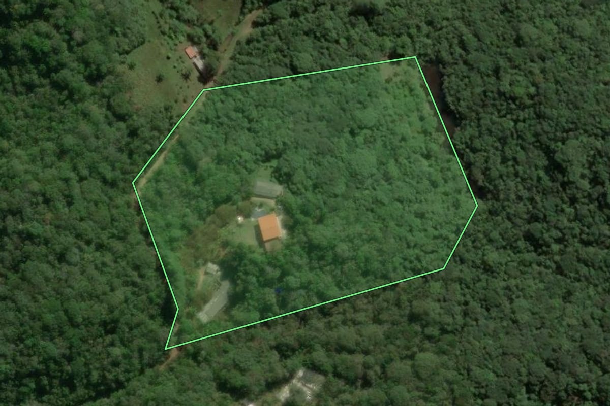 Imagem de satélite do imóvel rural em Juquitiba (SP), com o contorno declarado no CAR desenhado por cima.