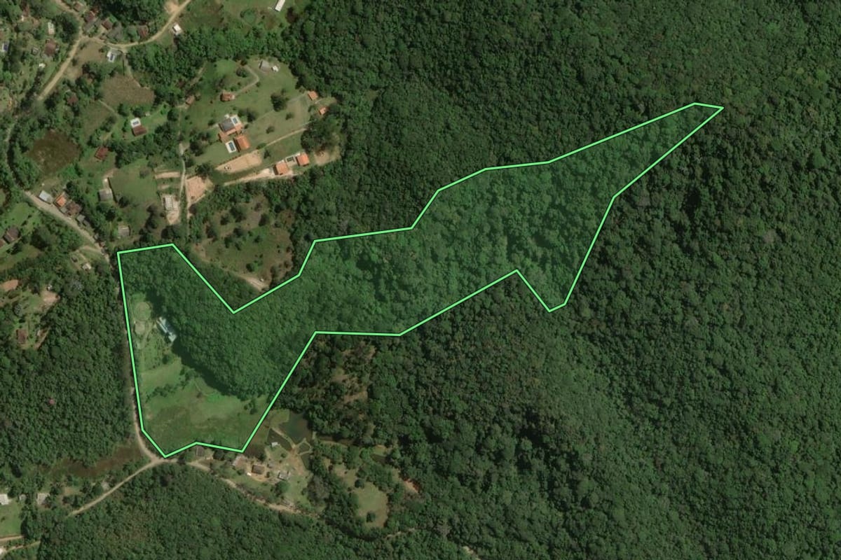 Imagem de satélite do imóvel rural em Juquitiba (SP), com o contorno declarado no CAR desenhado por cima.