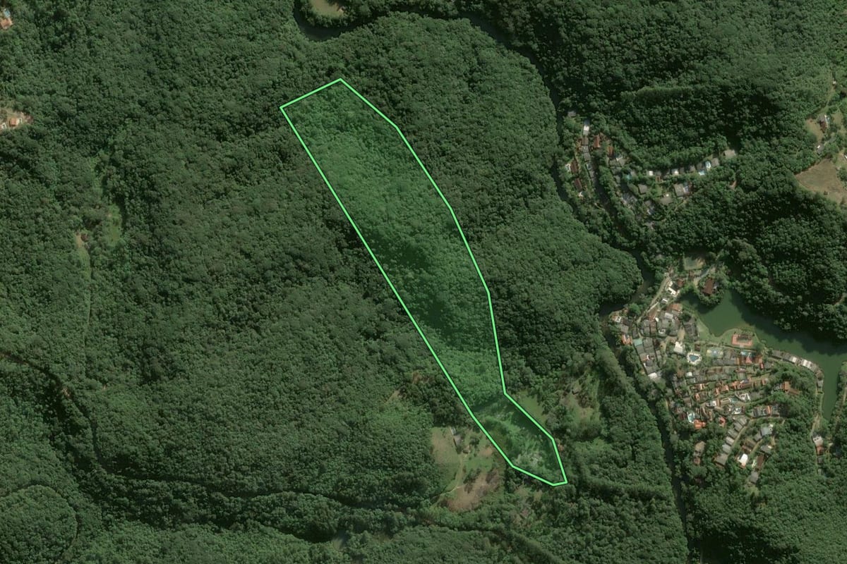 Imagem de satélite do imóvel rural em Juquitiba (SP), com o contorno declarado no CAR desenhado por cima.