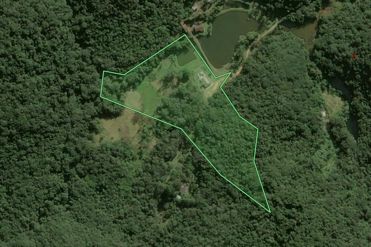 Imagem de satélite do imóvel rural em Juquitiba (SP), com o contorno declarado no CAR desenhado por cima.