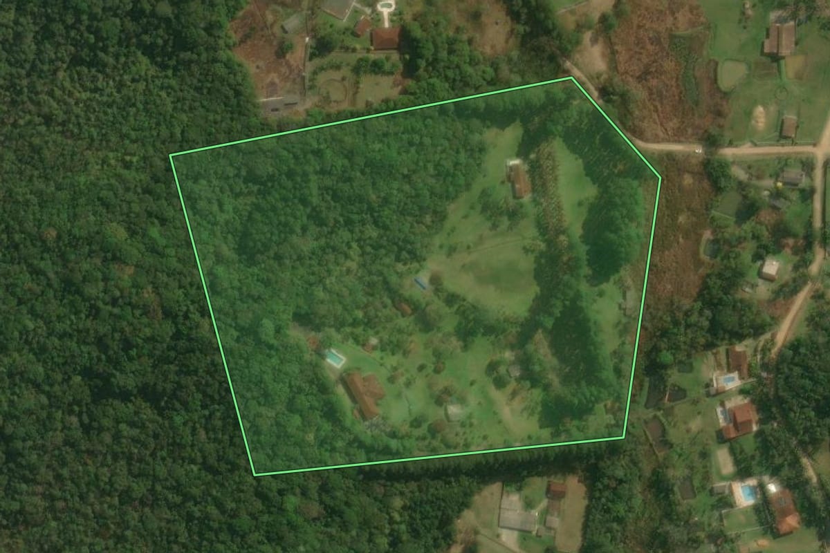 Imagem de satélite do imóvel rural em Juquitiba (SP), com o contorno declarado no CAR desenhado por cima.