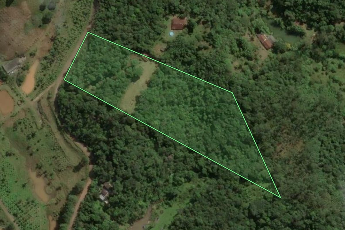 Imagem de satélite do imóvel rural em Juquitiba (SP), com o contorno declarado no CAR desenhado por cima.
