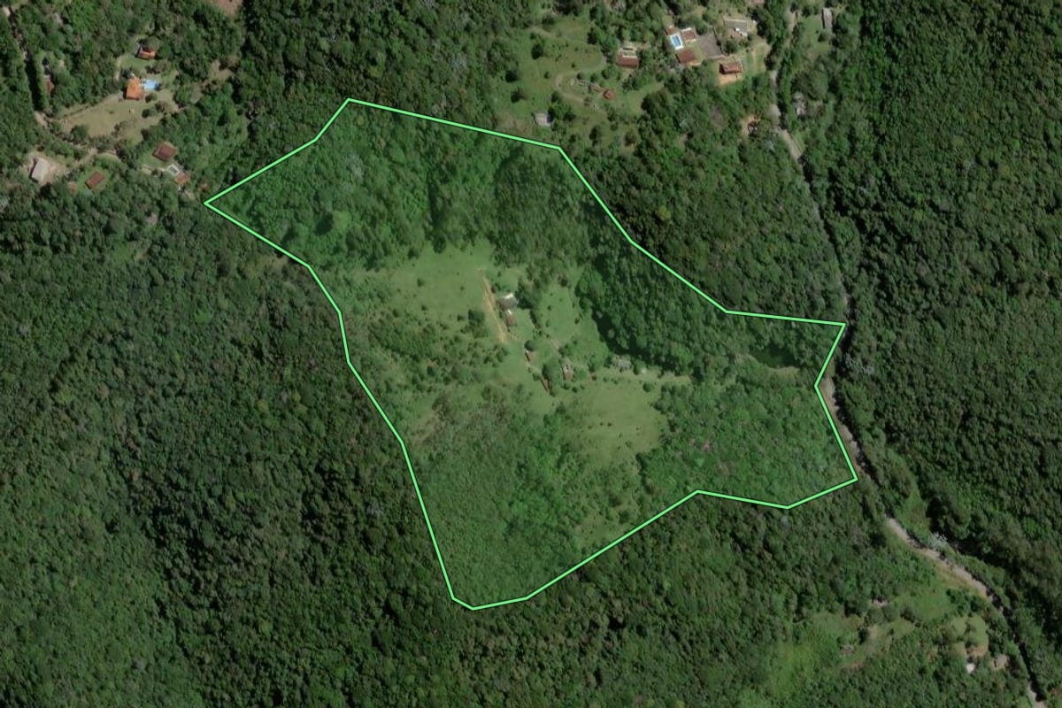 Imagem de satélite do imóvel rural em Juquitiba (SP), com o contorno declarado no CAR desenhado por cima.