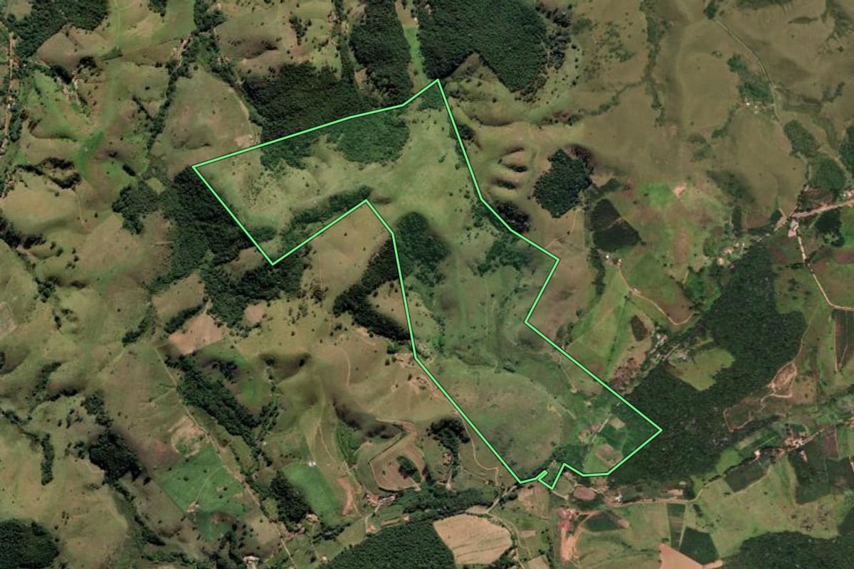 Imagem de satélite do imóvel rural em Lagoinha (SP), com o contorno declarado no CAR desenhado por cima.