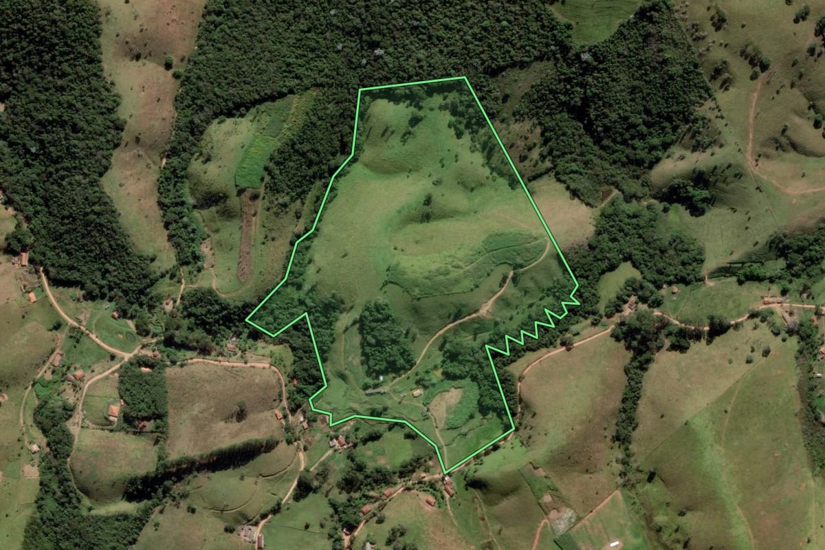 Imagem de satélite do imóvel rural em Lagoinha (SP), com o contorno declarado no CAR desenhado por cima.