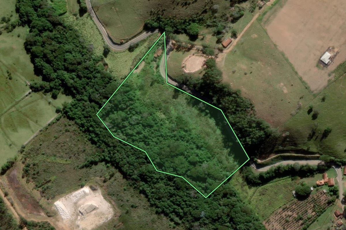 Imagem de satélite do imóvel rural em Lagoinha (SP), com o contorno declarado no CAR desenhado por cima.