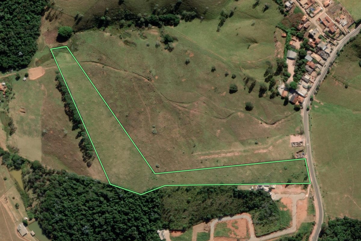 Imagem de satélite do imóvel rural em Lagoinha (SP), com o contorno declarado no CAR desenhado por cima.
