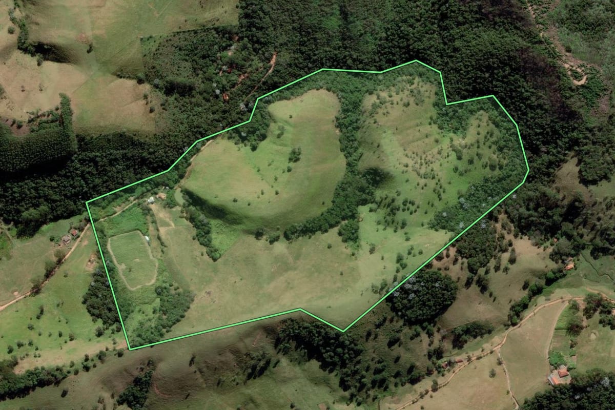 Imagem de satélite do imóvel rural em Lagoinha (SP), com o contorno declarado no CAR desenhado por cima.